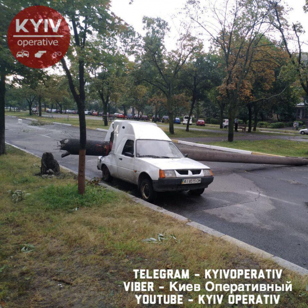 Спасатели продолжают ликвидацию последствий непогоды в Киеве